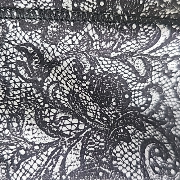 Lululemon  Rare Hotty Hot II 2.5” Size 6 - Picture 2 of 8